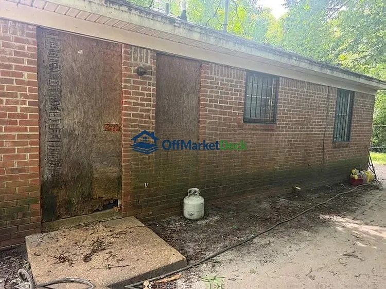 Off-market house in Memphis, Tennessee — 3 beds, 1 bath, $50,000 — photo 2 of 8