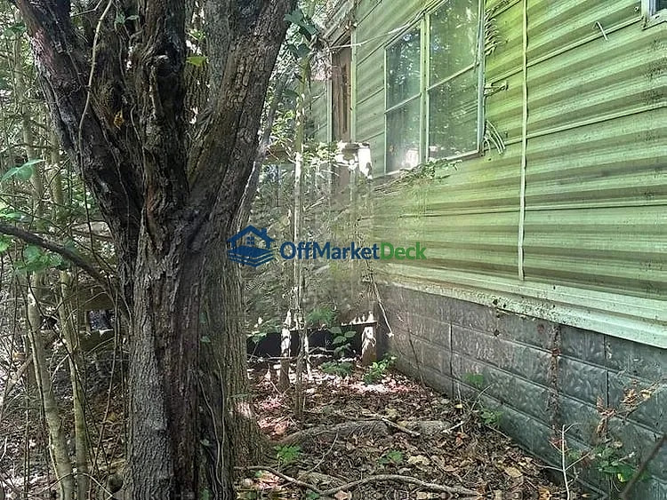 Off-market house in Valdese, North Carolina — 2 beds, 1 bath, $36,000 — photo 3 of 8
