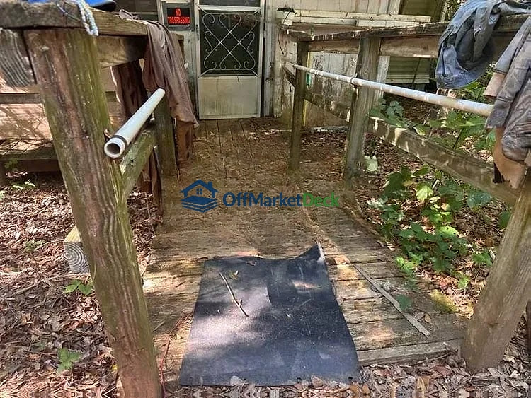 Off-market house in Valdese, North Carolina — 2 beds, 1 bath, $36,000 — photo 2 of 8