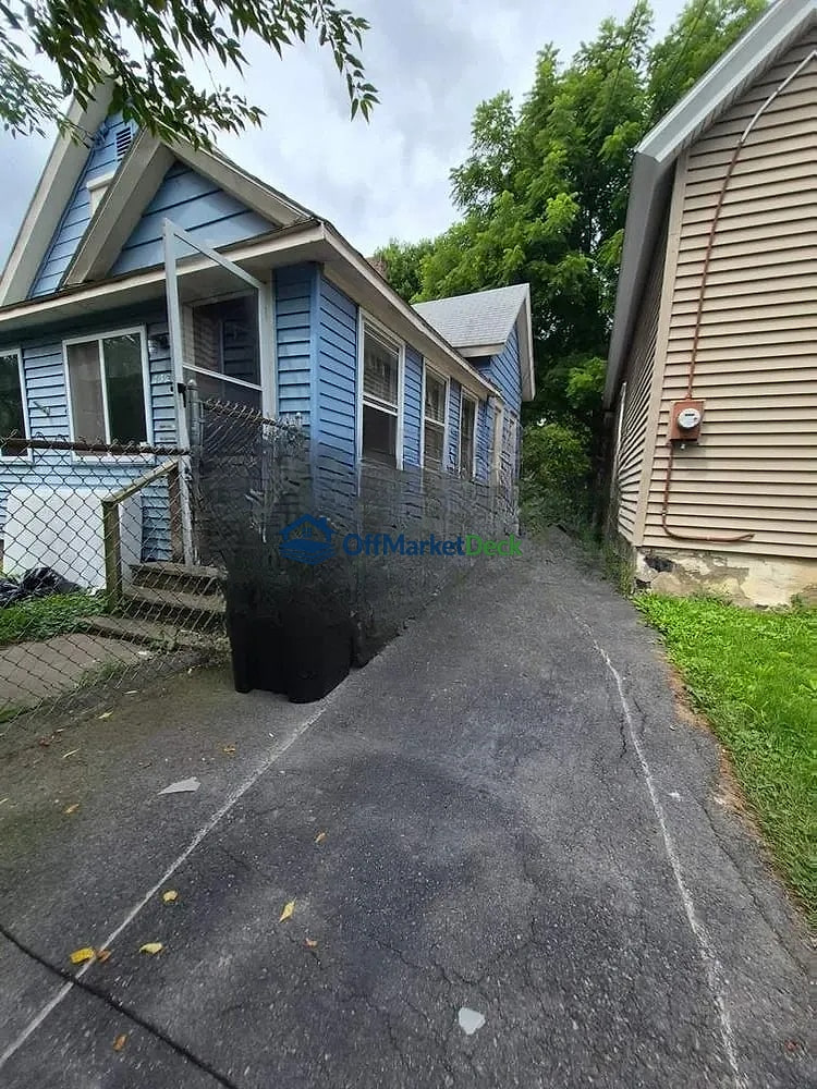 Off-market house in Syracuse, New York — 3 beds, 1 bath, $48,750 — photo 2 of 8