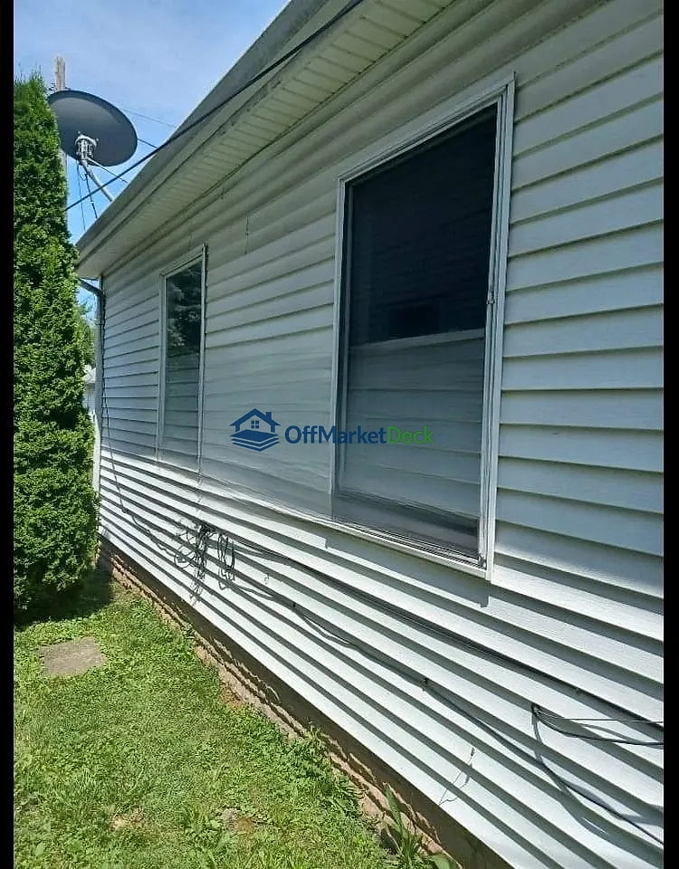 Off-market house in Toledo, Ohio — 3 beds, 1 bath, $52,000 — photo 3 of 8