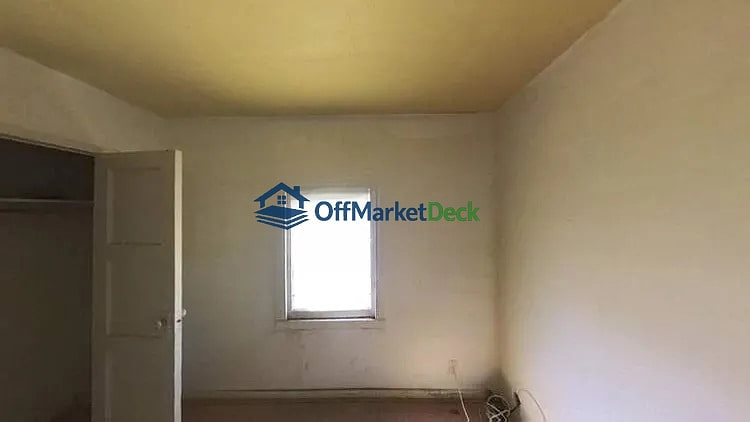 Off-market house in Del Rio, Texas — 2 beds, 1 bath, $107,000 — photo 8 of 8