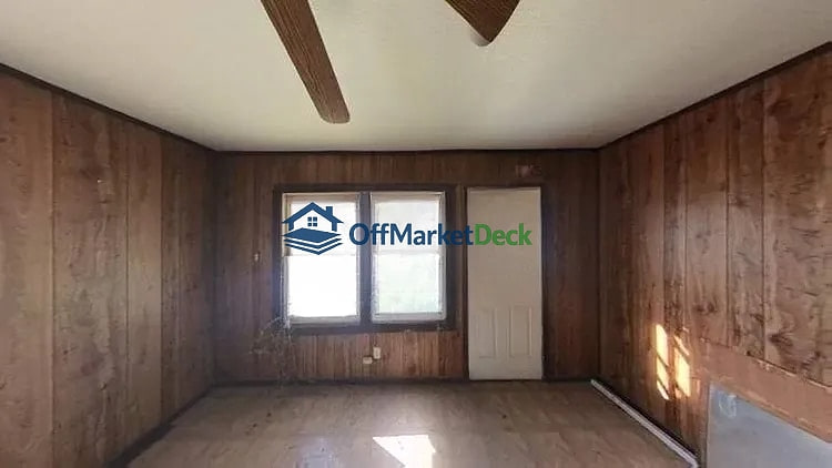 Off-market house in Del Rio, Texas — 2 beds, 1 bath, $107,000 — photo 4 of 8