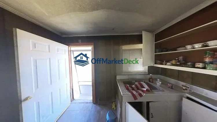 Off-market house in Del Rio, Texas — 2 beds, 1 bath, $107,000 — photo 5 of 8