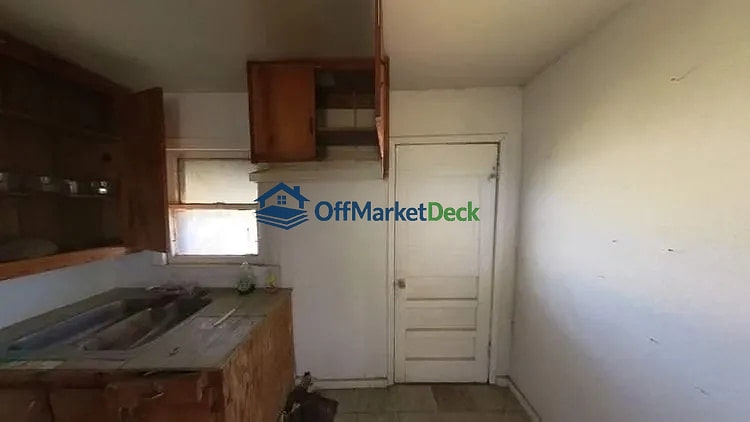 Off-market house in Del Rio, Texas — 2 beds, 1 bath, $107,000 — photo 3 of 8