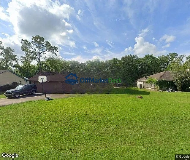 Off-market house in Brazoria, Texas — 3 beds, 2 baths, $135,000 — photo 2 of 3