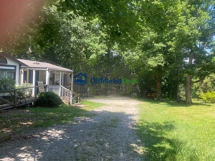 Off-market house in Lyles, Tennessee — 3 beds, 1 bath, $160,000 — photo 2 of 8