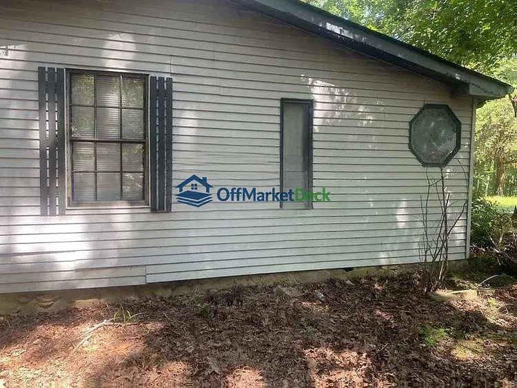 Off-market house in Lyles, Tennessee — 3 beds, 1 bath, $160,000 — photo 3 of 8