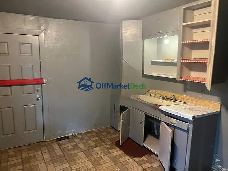 Off-market house in Fort Worth, Texas — 3 beds, 1 bath, $105,000 — photo 6 of 8