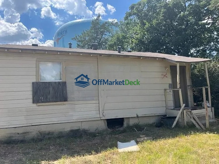Off-market house in Fort Worth, Texas — 3 beds, 1 bath, $105,000 — photo 3 of 8
