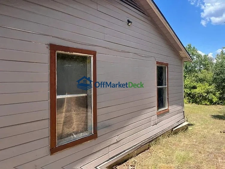 Off-market house in Fort Worth, Texas — 3 beds, 1 bath, $105,000 — photo 2 of 8