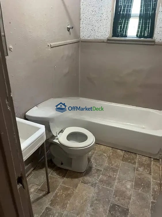 Off-market house in Fort Worth, Texas — 3 beds, 1 bath, $105,000 — photo 5 of 8