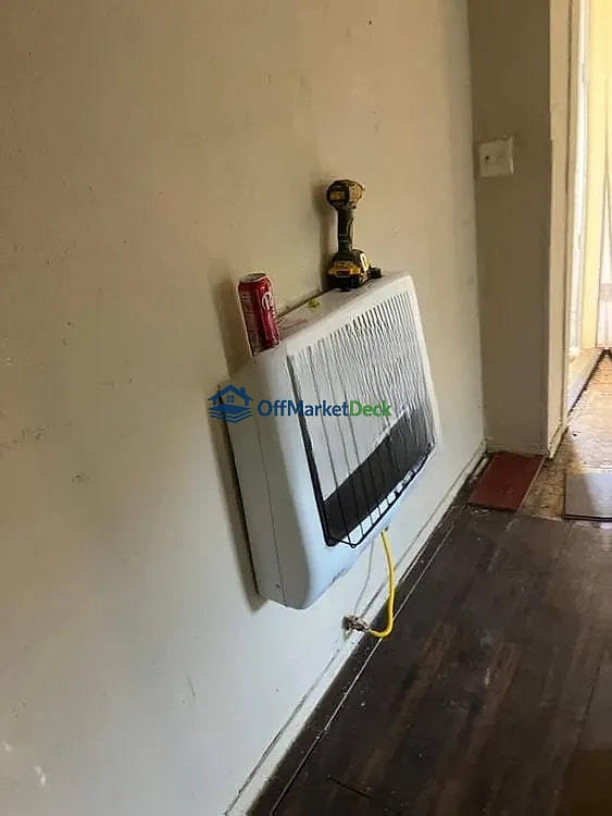 Off-market house in Fort Worth, Texas — 3 beds, 1 bath, $105,000 — photo 8 of 8