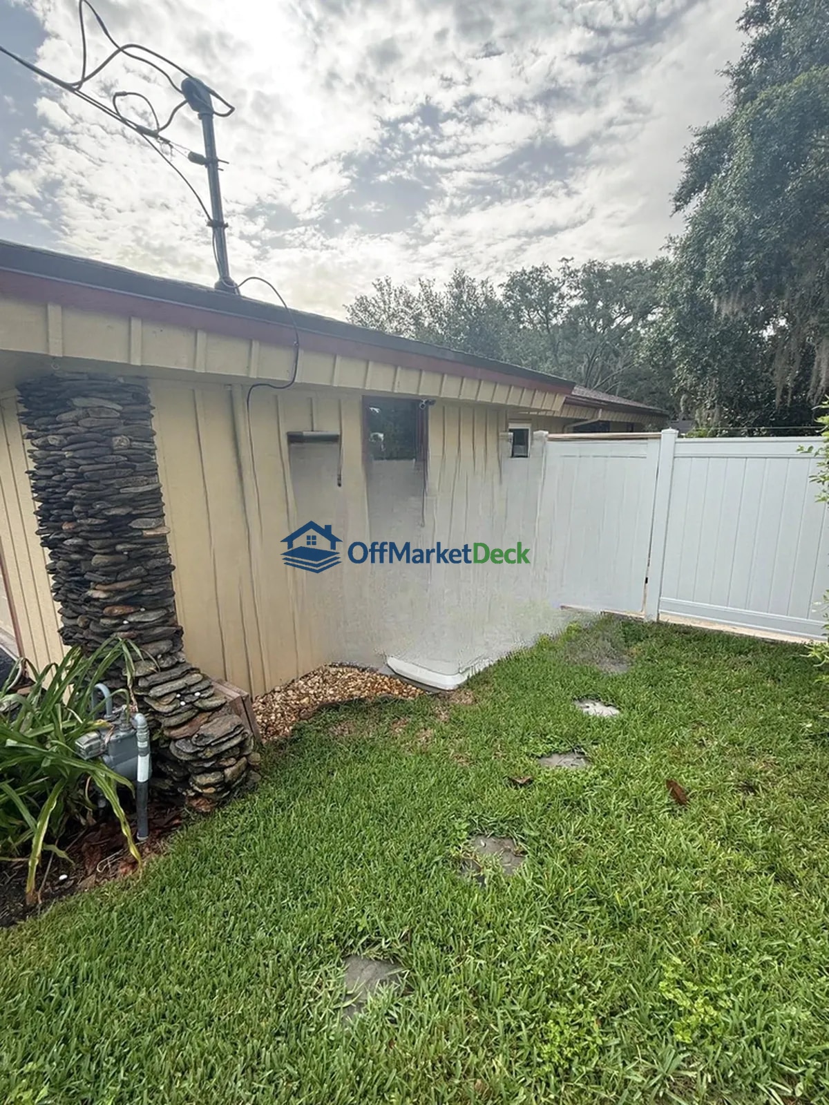 Off-market house in Mount Dora, Florida — 3 beds, 2 baths, $424,000 — photo 2 of 8