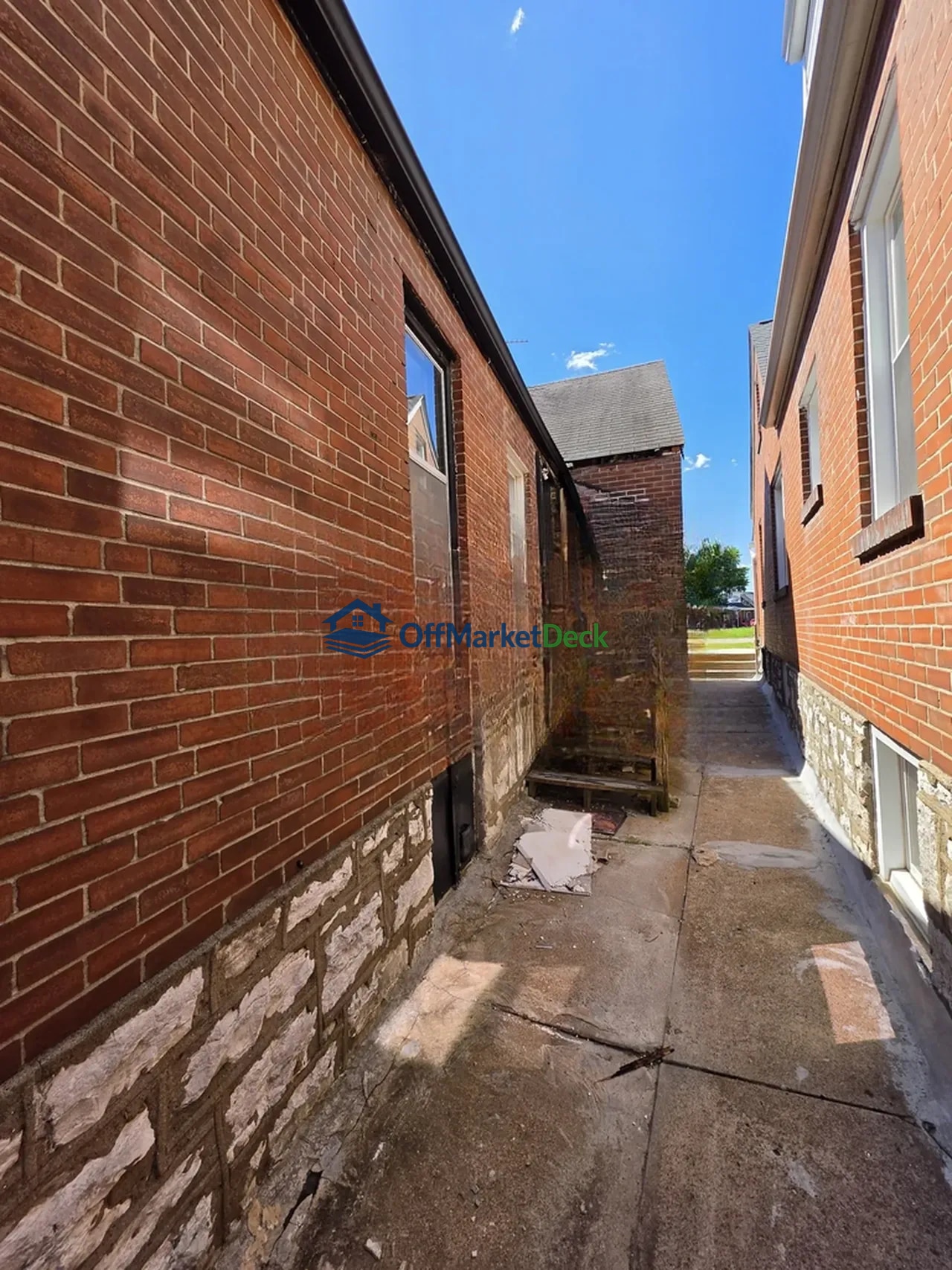Off-market house in St. Louis, Missouri — 4 beds, 2 baths, $75,900 — photo 4 of 8