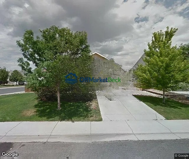 Off-market house in Commerce City, Colorado — 4 beds, 3 baths, $385,000 — photo 2 of 3