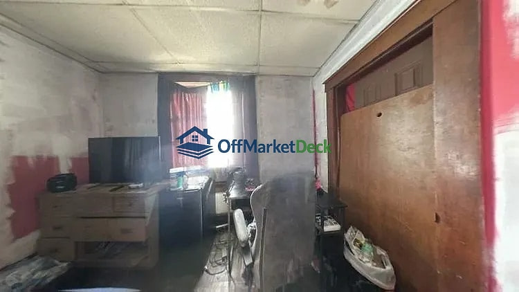 Off-market house in Cambridge, Ohio — 6 beds, 1 bath, $80,000 — photo 8 of 8