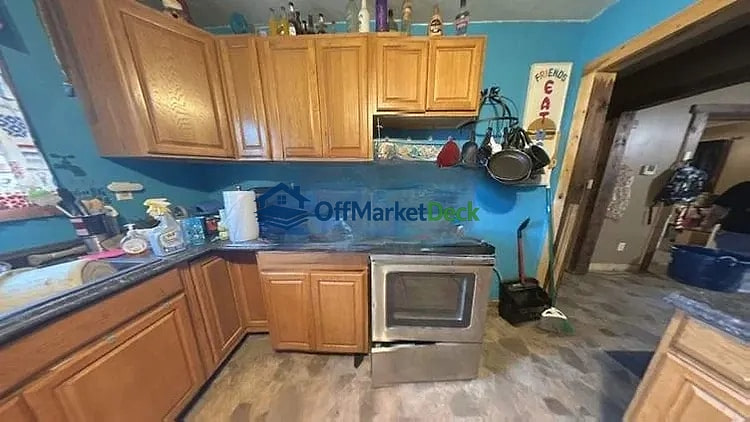 Off-market house in Cambridge, Ohio — 6 beds, 1 bath, $80,000 — photo 6 of 8