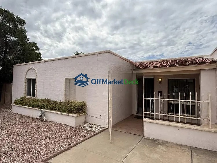 Off-market house in Phoenix, Arizona — 4 beds, 2 baths, $409,900 — photo 3 of 8