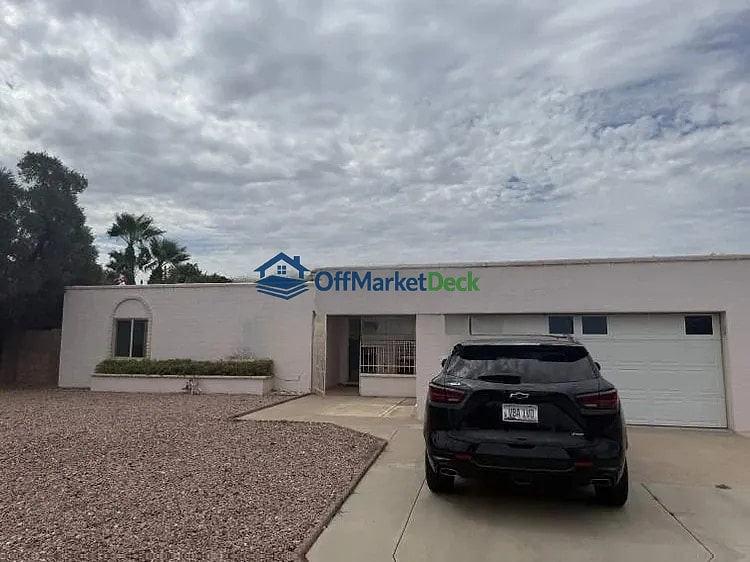 Off-market house in Phoenix, Arizona — 4 beds, 2 baths, $409,900 — photo 2 of 8