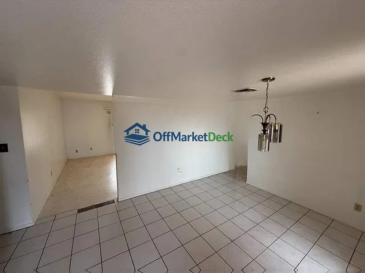 Off-market house in Phoenix, Arizona — 4 beds, 2 baths, $409,900 — photo 5 of 8