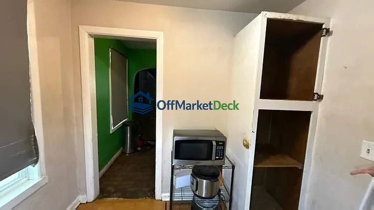 Off-market house in Indianapolis, Indiana — 3 beds, 1 bath, $169,990 — photo 6 of 8