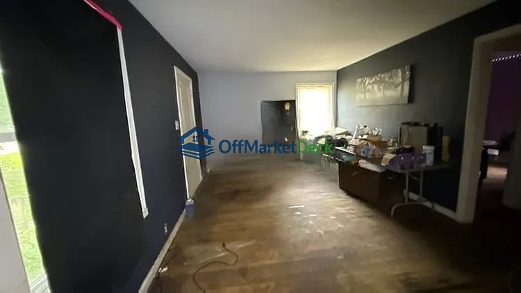 Off-market house in Indianapolis, Indiana — 3 beds, 1 bath, $169,990 — photo 2 of 8