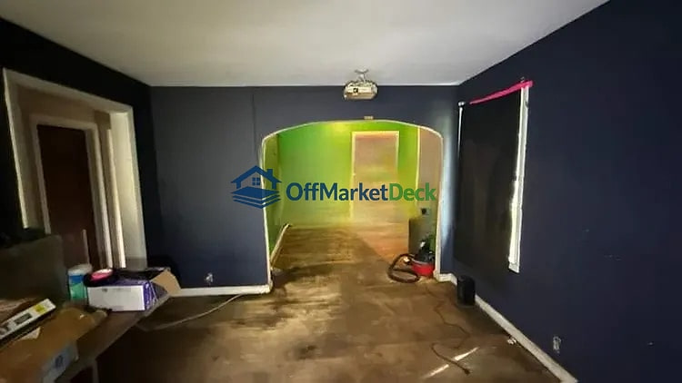 Off-market house in Indianapolis, Indiana — 3 beds, 1 bath, $169,990 — photo 3 of 8