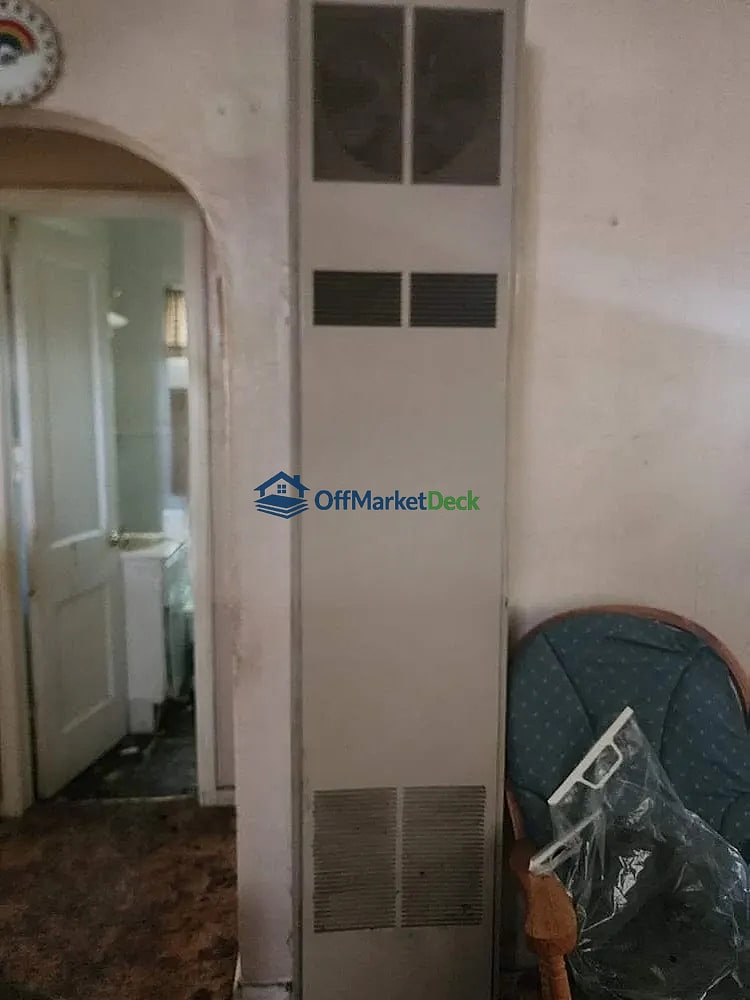 Off-market house in Oakland County, Michigan — 2 beds, 1 bath, $96,500 — photo 7 of 8