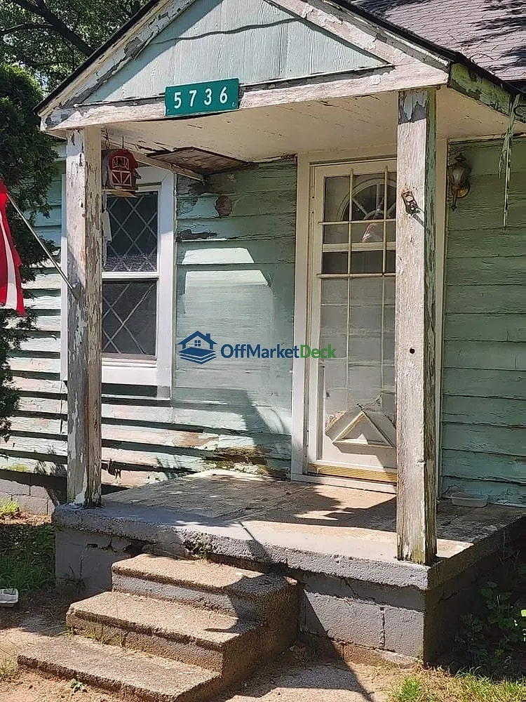 Off-market house in Oakland County, Michigan — 2 beds, 1 bath, $96,500 — photo 3 of 8