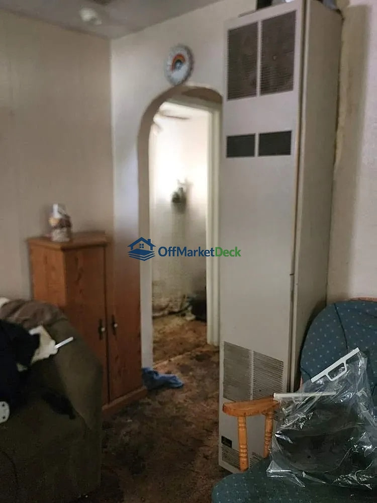 Off-market house in Oakland County, Michigan — 2 beds, 1 bath, $96,500 — photo 6 of 8