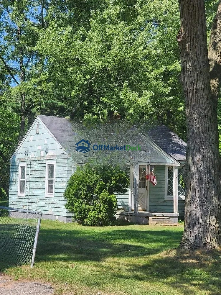 Off-market house in Oakland County, Michigan — 2 beds, 1 bath, $96,500 — photo 2 of 8