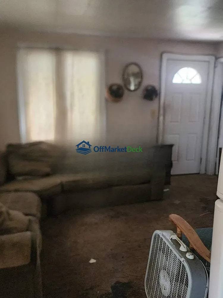 Off-market house in Oakland County, Michigan — 2 beds, 1 bath, $96,500 — photo 4 of 8