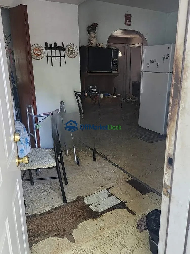 Off-market house in Oakland County, Michigan — 2 beds, 1 bath, $96,500 — photo 8 of 8