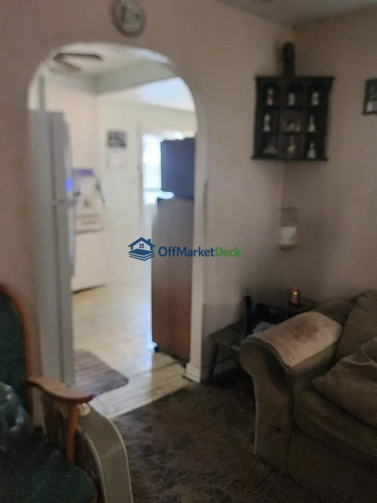 Off-market house in Oakland County, Michigan — 2 beds, 1 bath, $96,500 — photo 5 of 8