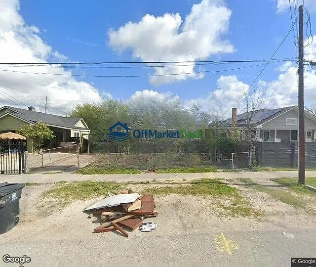 Off-market house in Houston, Texas — 3 beds, 1 bath, $235,000 — photo 2 of 3