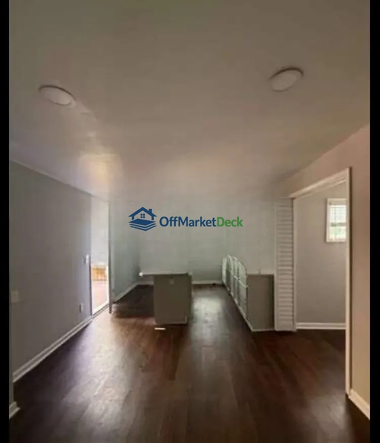 Off-market house in Atlanta, Georgia — 3 beds, 2 baths, $170,000 — photo 2 of 7