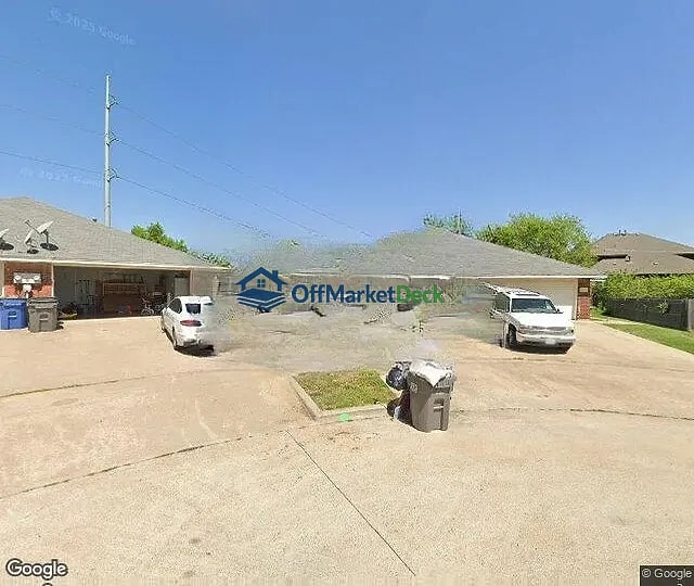 Off-market house in Glenn Heights, Texas — 6 beds, 4 baths, $430,000 — photo 2 of 3