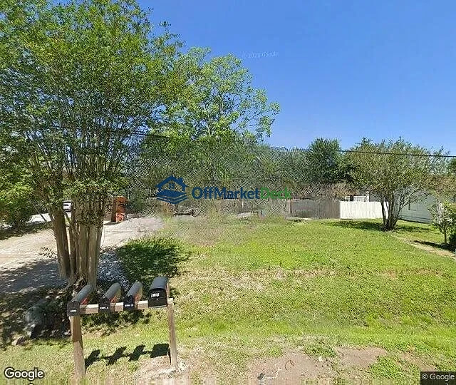 Off-market house in Pasadena, Texas — 2 beds, 2 baths, $475,000 — photo 2 of 3