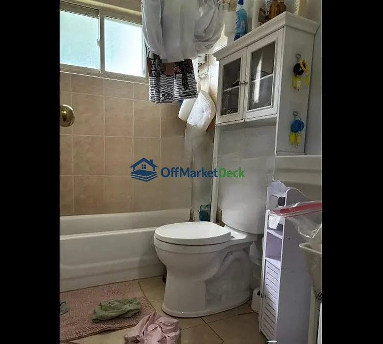 Off-market house in Indianapolis, Indiana — 3 beds, 2 baths, $245,000 — photo 4 of 8