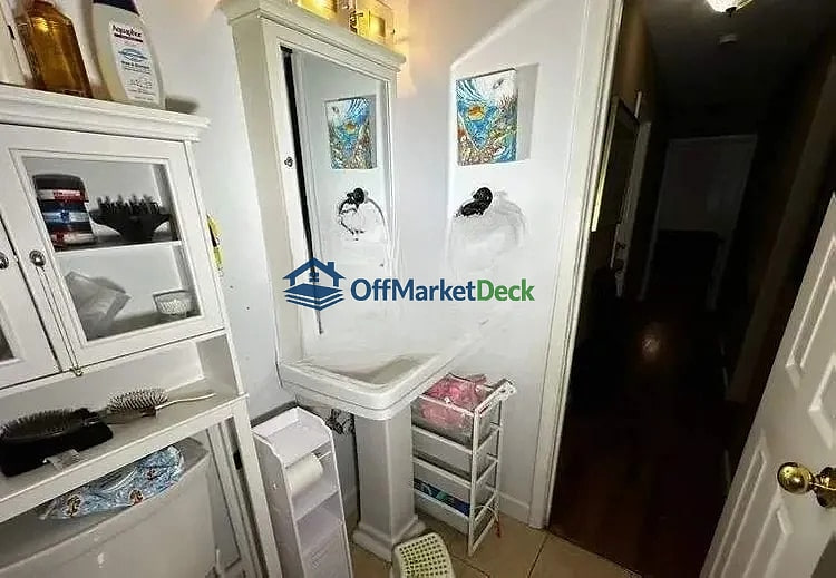 Off-market house in Indianapolis, Indiana — 3 beds, 2 baths, $245,000 — photo 5 of 8