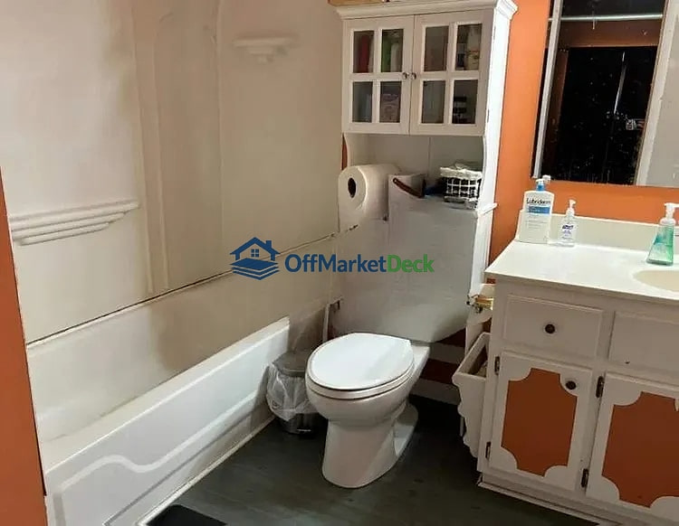 Off-market house in Indianapolis, Indiana — 3 beds, 2 baths, $245,000 — photo 6 of 8