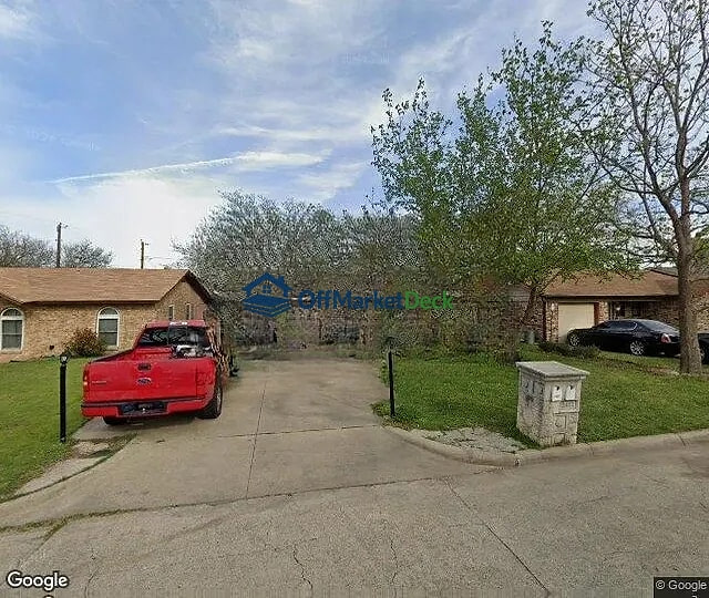 Off-market house in Grand Prairie, Texas — 3 beds, 3 baths, $215,500 — photo 2 of 3
