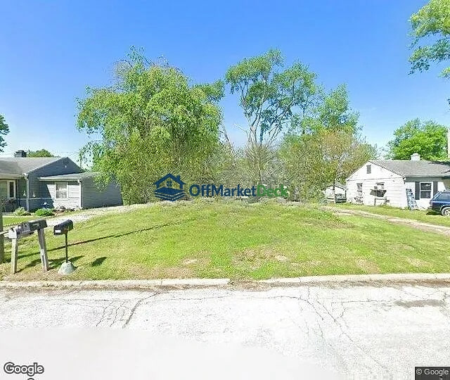 Off-market house in Crawfordsville, Indiana — 3 beds, 2 baths, $164,900 — photo 2 of 3