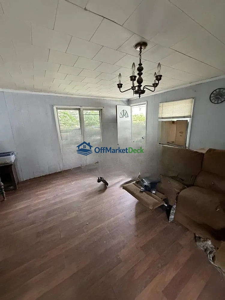 Off-market house in Egg Harbor City, New Jersey — 2 beds, 1 bath, $115,000 — photo 4 of 8