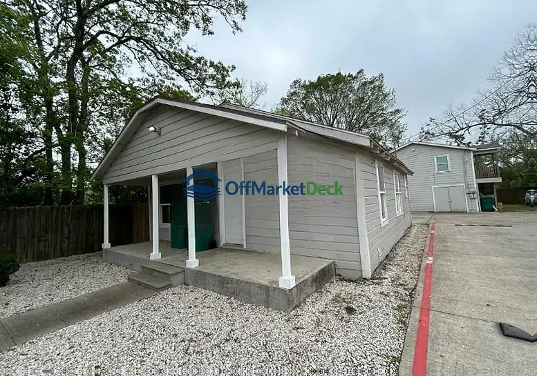 Off-market multi family in La Marque, Texas — 2 beds, 1 bath, $700,000 — photo 2 of 3
