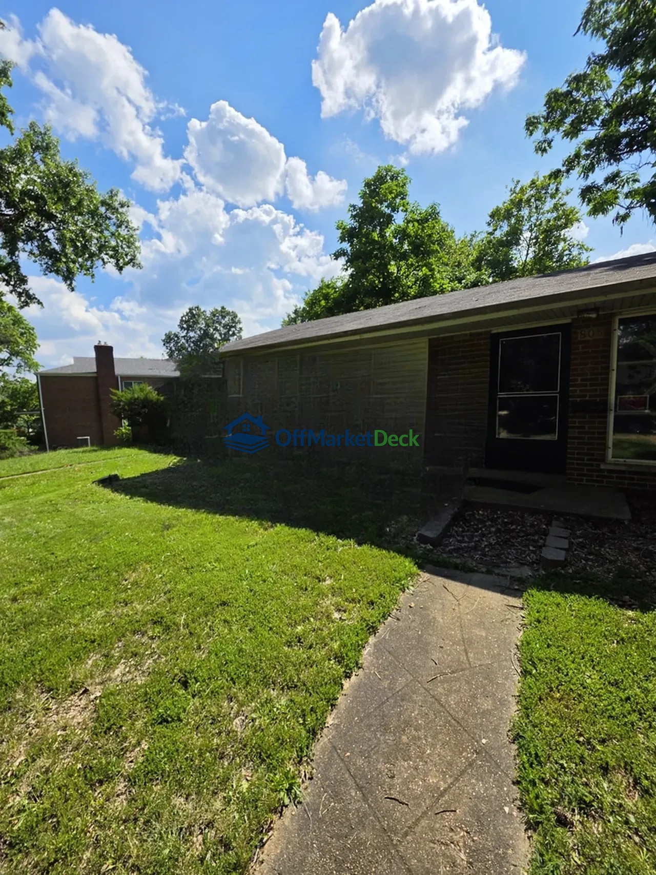 Off-market house in St. Louis, Missouri — 3 beds, 2 baths, $194,900 — photo 2 of 8