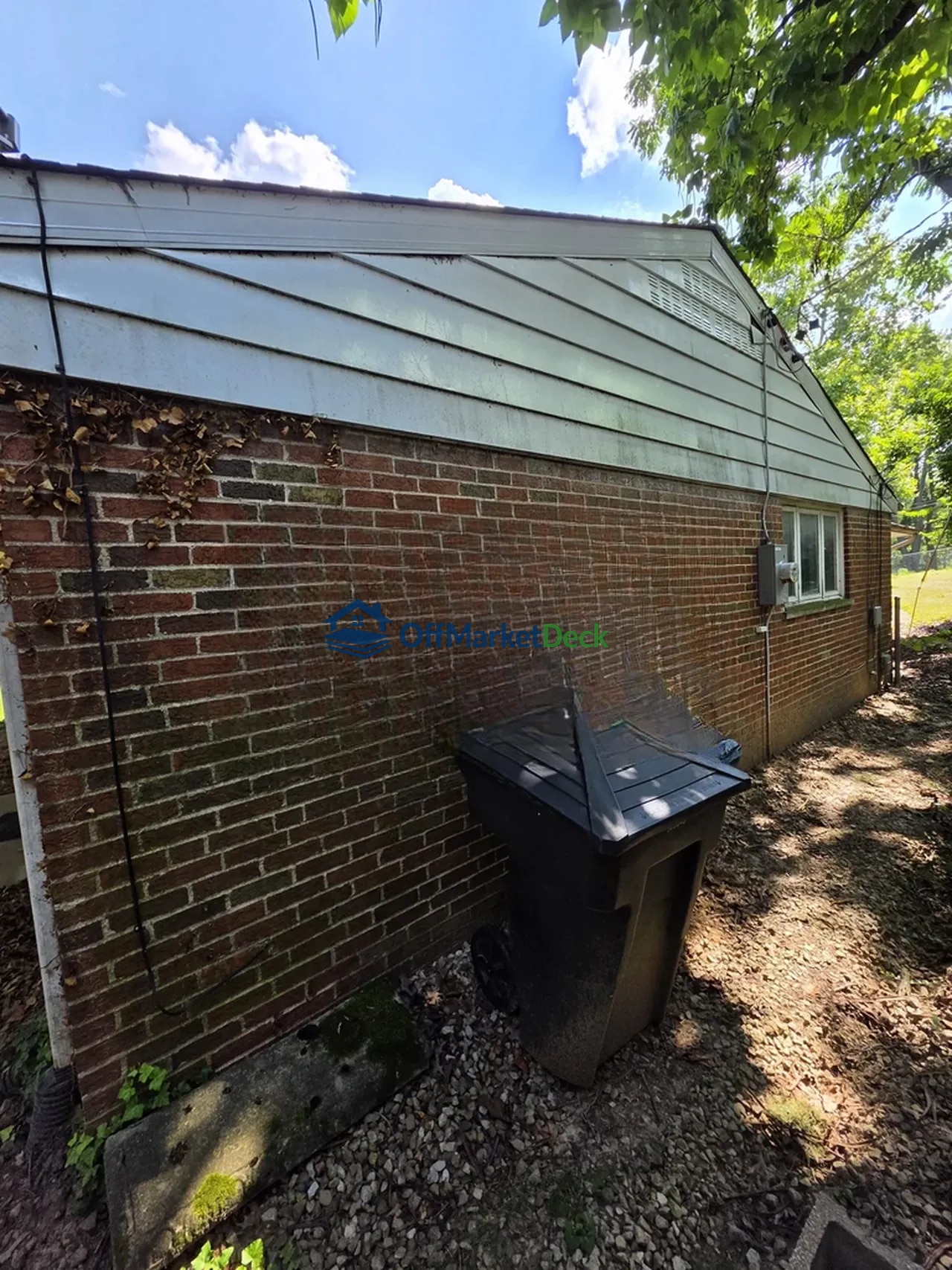 Off-market house in St. Louis, Missouri — 3 beds, 2 baths, $194,900 — photo 3 of 8