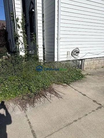 Off-market house in Euclid, Ohio — 3 beds, 1 bath, $119,000 — photo 7 of 8