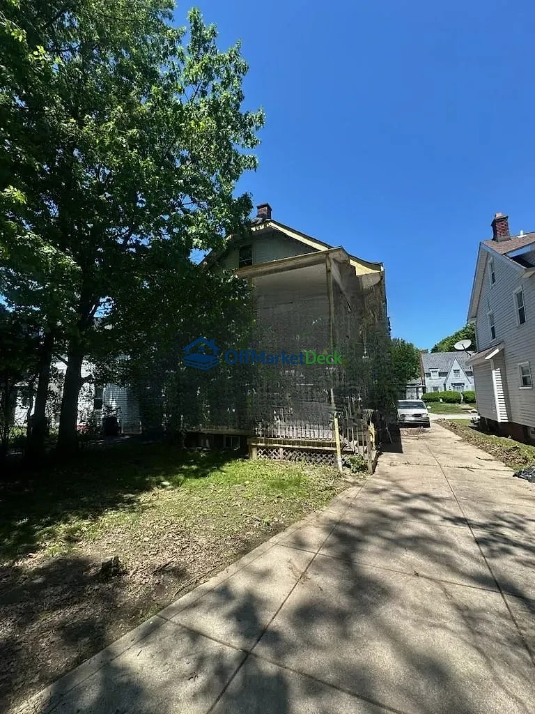 Off-market house in Cleveland Heights, Ohio — 4 beds, 2 baths, $169,000 — photo 3 of 8